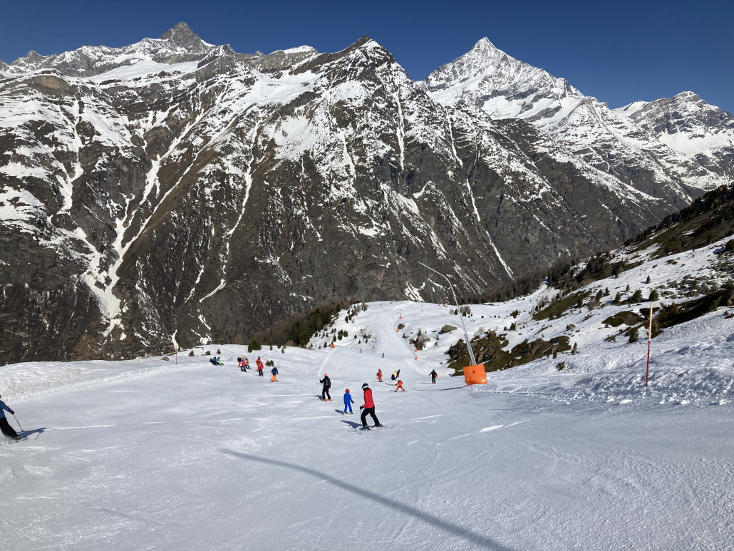 Es war heute meistens leer auf den Pisten. Ausser von Blauherd zur Kummebahn. Diese Abfahrt war wenig lustig. Viele und überforderte Skifahrer. Sehr wahrscheinlich ist es besser, wenn die Rothornbahn auch fährt. Dies finde ich übrigens schon ein wenig schäbig, dass diese Anlage im Moment nicht fährt...