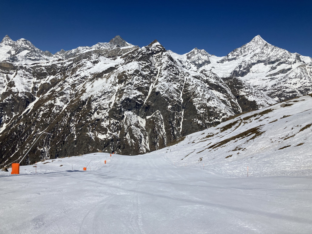14. Zwischen Rothorn und Tuftern war es wie ausgestorben. Wir trafen etwa fünf weitere Leute an. Vor allem zwischen Kumme und Tuftern gefiel es mir ausgezeichnet. Die Piste glich aber einer Eisbahn. Irgendwie erinnert mich dieser Bereich an die Abfahrten an der Pardoramabahn in Ischgl.