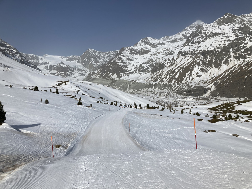 52. Im oberen Teil schön trassiert. Aber die Piste ist ein einziger, steiler Ziehweg.