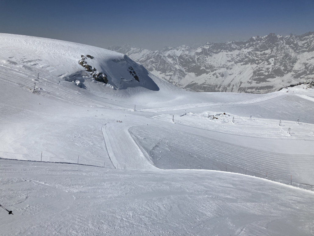 Die beste Piste des Tages: Die schwarze Variante vom Klein Matterhorn herunter. Super griffig, pulverig und leer. Perfekt.