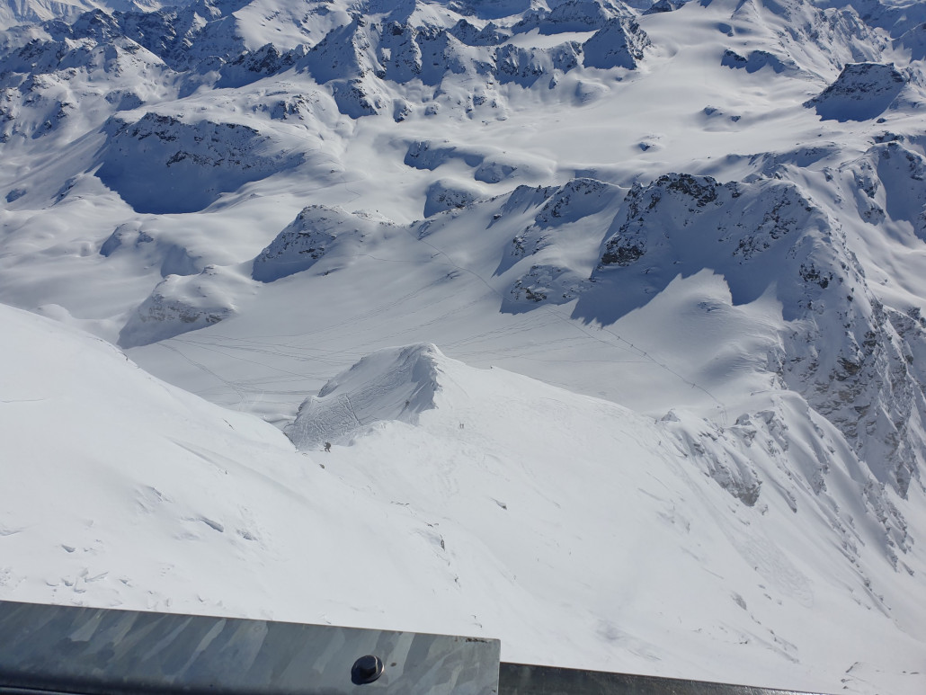 Hier siehst du links , da wo die Person steht, die Einfahrt in den "Standard-Hang", wir sind aber rechts den Spuren folgend weiter, am Felsen rechts unten im Bild vorbei, und dahinter ein Stück parallel zum Hang hochgestapft.