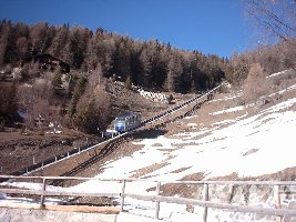 Die schon oben gezeigt Standseilbahn kurz nach der Stationsausfahrt