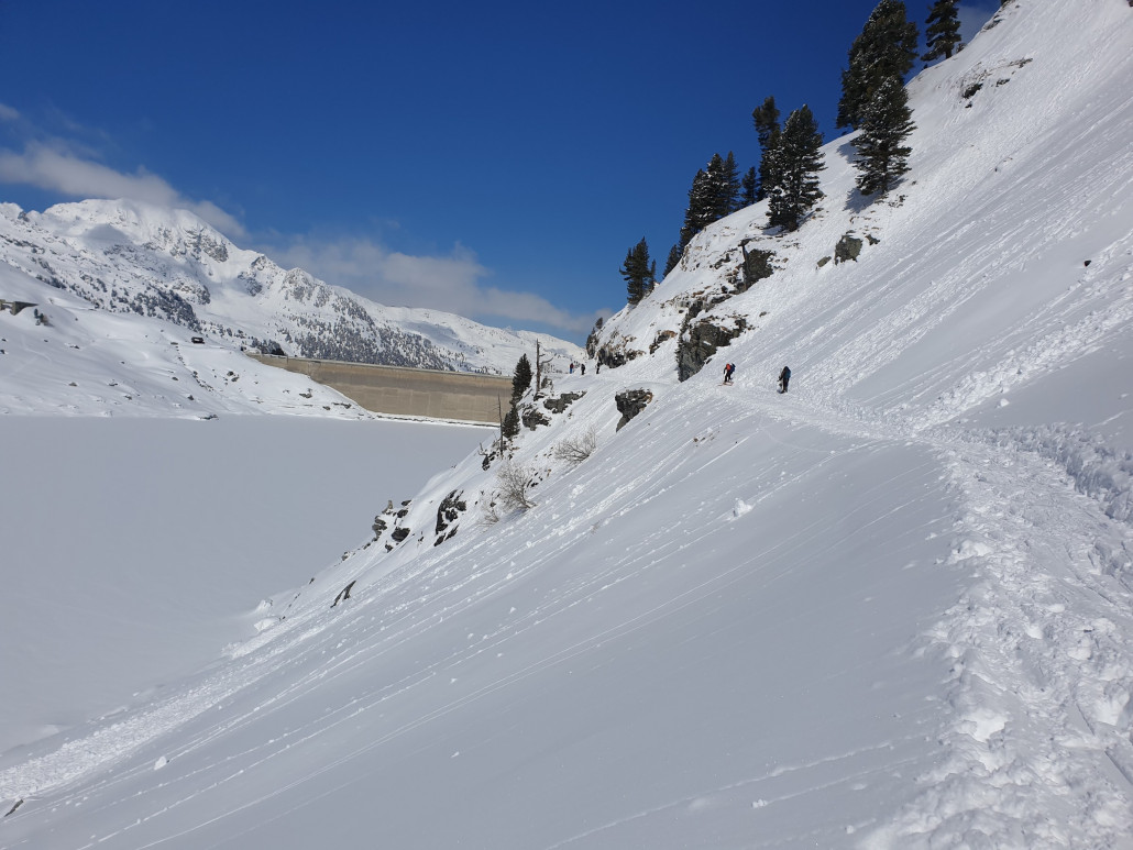 So geht es unten am Stausee entlang bis zur Staumauer