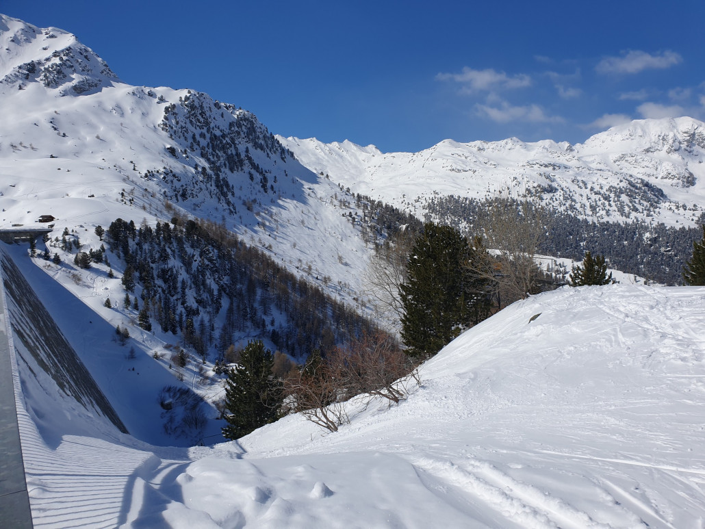 Hinter der Staumauer kann man da runterfahren und im Wald rausqueren