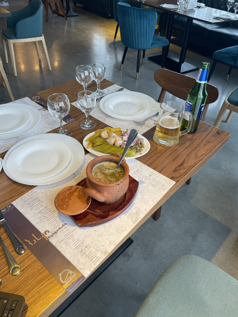 Bohnen im Clay Pott und eingelegtes Saures