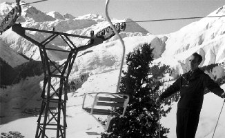 Ende 50er- oder Anfang 60-er Jahre auf Cungieri - man beachte, wie alles am Lift noch glänzt wie neu... (Archiv Bergbahnen Sedrun)