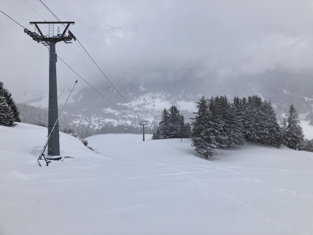 Cumacheals. Geschlossen, aber sie sah so gut aus von oben... Zu fahren war es mässig. Gestern wurden wohl zwei Spuren frisch gemacht, dort war es toll. Daneben ein mit Neuschnee bedeckter Acker...