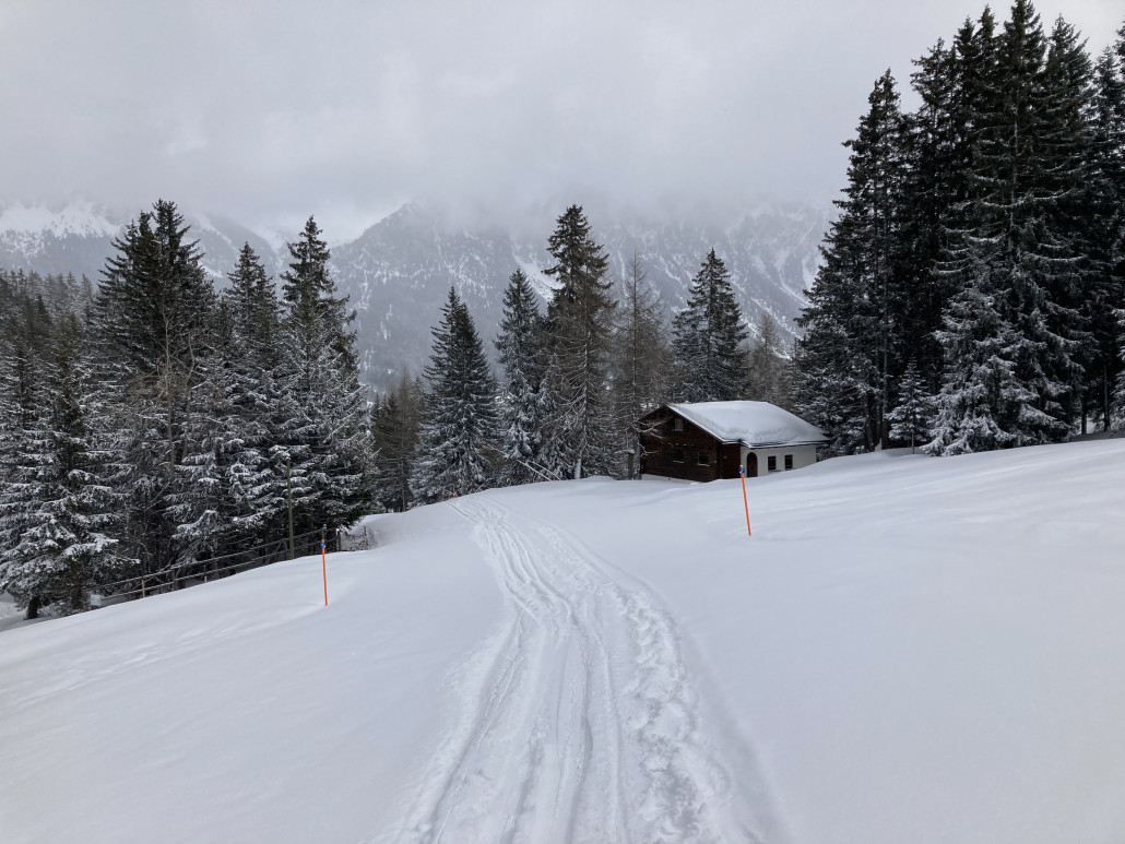 Praktisch unbefahrene Talabfahrt mitten ins Dorf. Und das im April - toll!