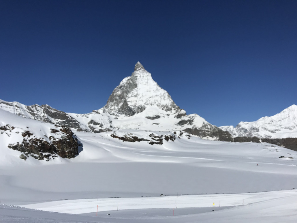 Nach endloser Fahrt inkl. 15min können wir um 9.45 Uhr endlich die Ski anschnallen