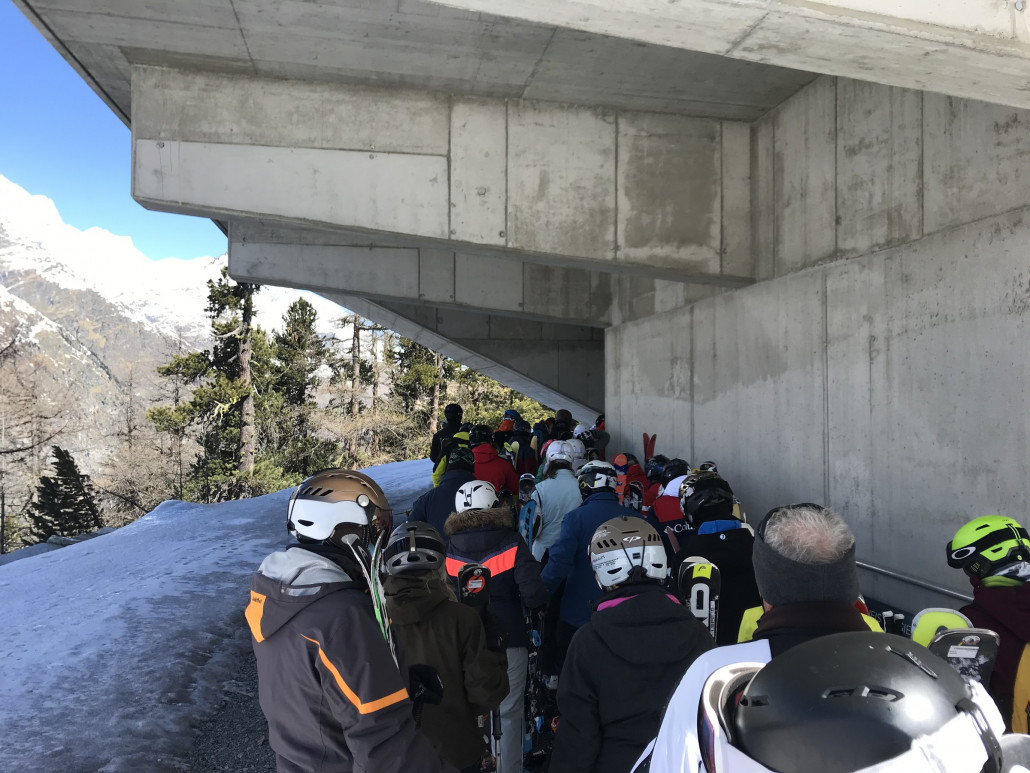 10min Wartezeit an der Kumme. Wegen der 2/3-Belegung. In die Busse und in die Gornergratbahn stopfen sie aber alles was Platz hat. Diese Logik werde ich nie verstehen...