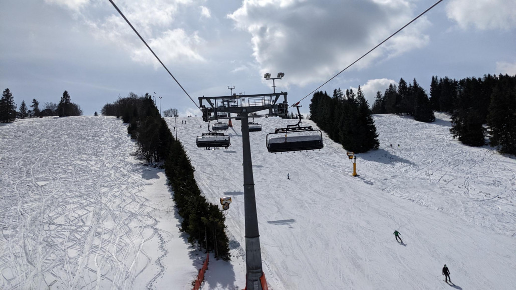 Köhlerhagen macht durch die lange Piste mit ordentlich Gefälle in der Mitte einfach immer wieder Spaß. Heute seltsamerweise ohne die üblichen Buckel. Das Foto hier habe ich gegen 1 gemacht.