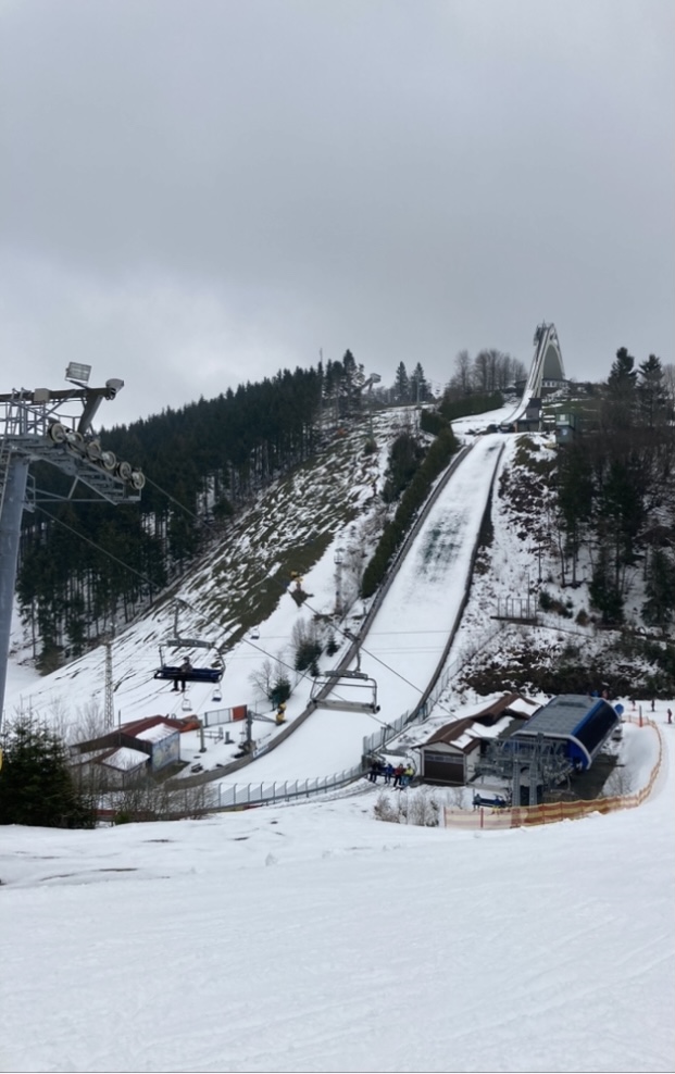 Insgesamt ein gelungener Samstagvormittag, gottseidank ist der angekündigte Regen ausgeblieben.<br /><br />Vielen Dank an die Winterberger!<br />Für einen 10. April gute Pistenverhältnisse.<br /><br />SAUERLAND, MEIN HERZ SCHLÄGT FÜR DAS SAUERLAND!!!!