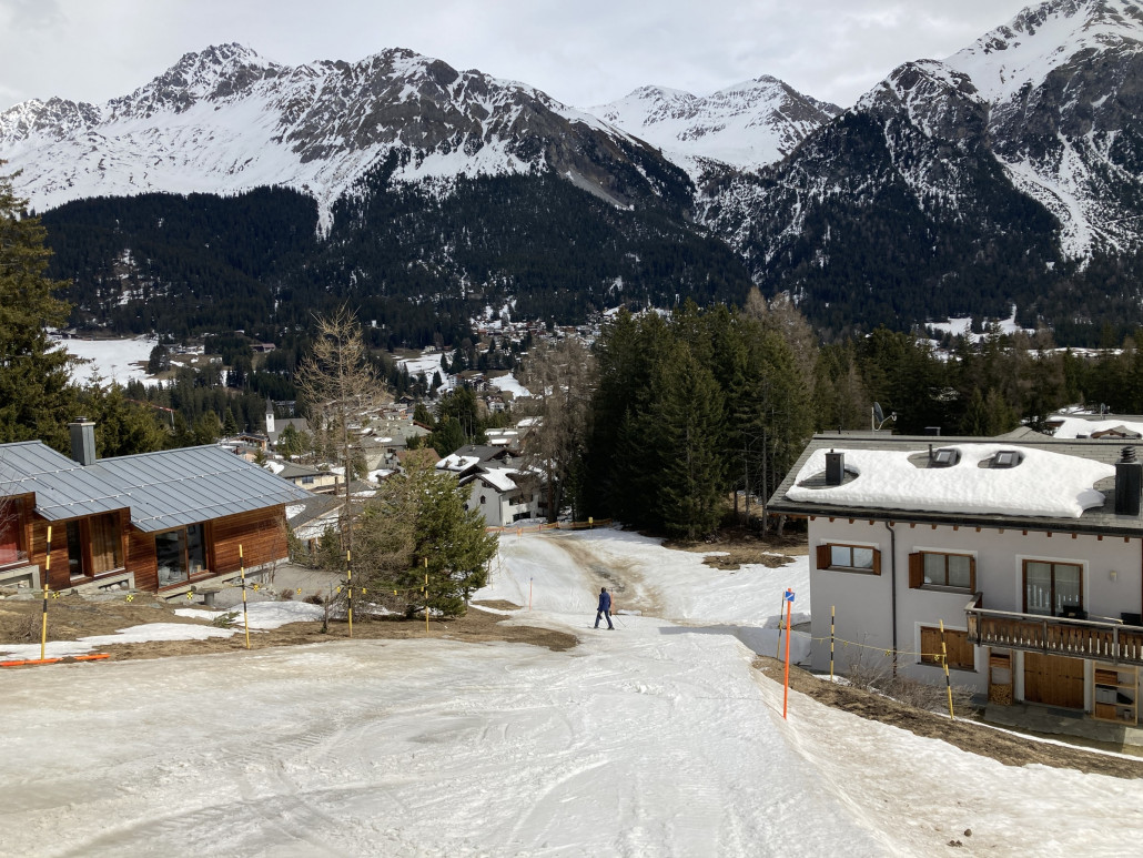 Bei gleichbleibenden Bedingungen hätte es die Talabfahrt ins Dorf auf der Westseite (Piste 46) nicht mehr lange mitgemacht. Für heute hat es aber gereicht.