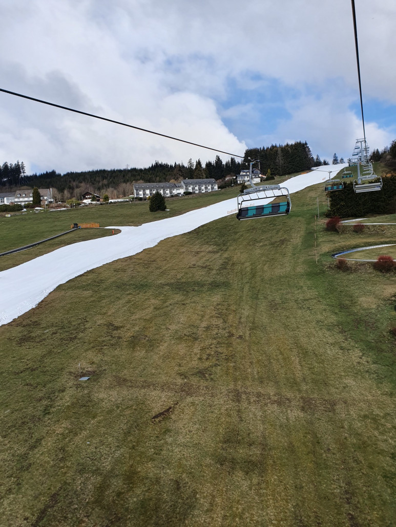 Die Piste sieht am Bild schmaler aus als sie ist und lässt sich super fahren.