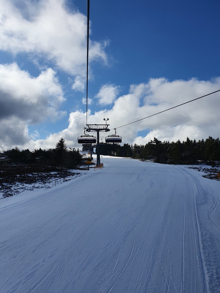 Im oberen Flachteil hat es noch genug Schnee und es ist durchgängig Weiß ohne Dreck
