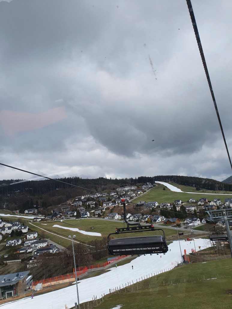 Der Sonnenlift hätte sicher noch fahren können, aber bei der Verbindungsabfahrt fehlt es an Schnee