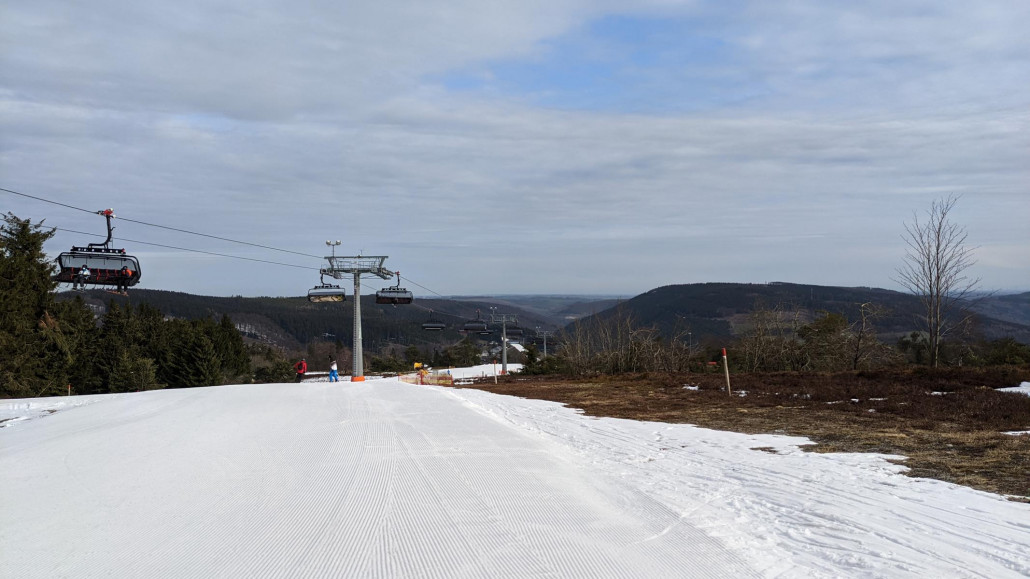 Die Fernsicht, das Berg-Tal-Feeling, die Natur und natürlich die Pistenlänge sind hier um Welten besser als in Winterberg.