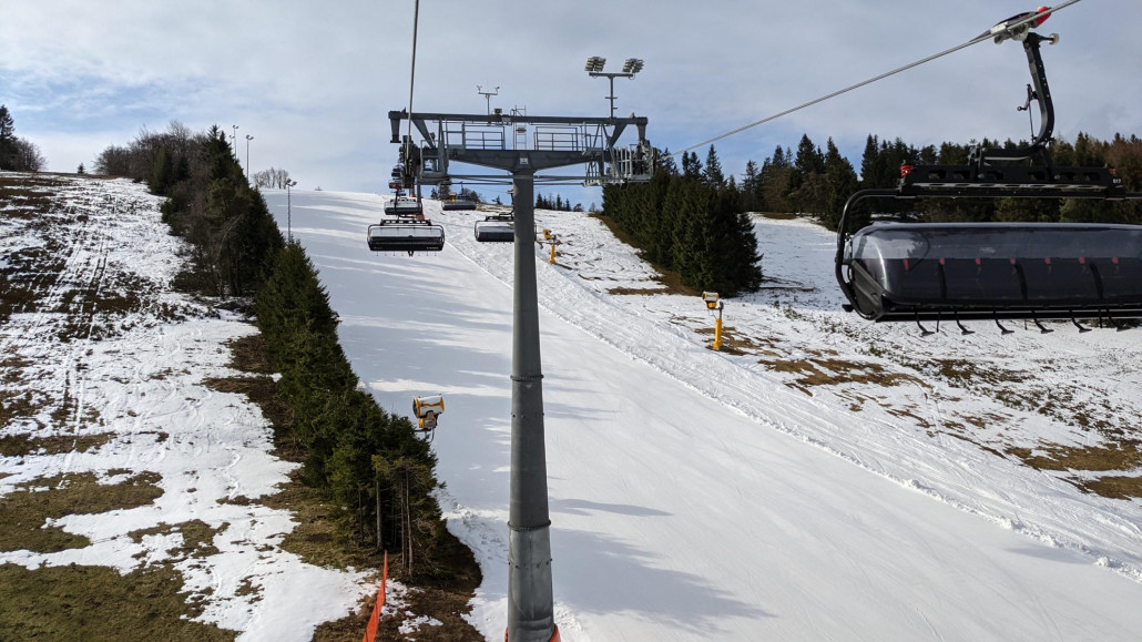 Der Naturschnee ist bald weg. Dank alter Bretter mal getestet. Für Resteski langt's noch.
