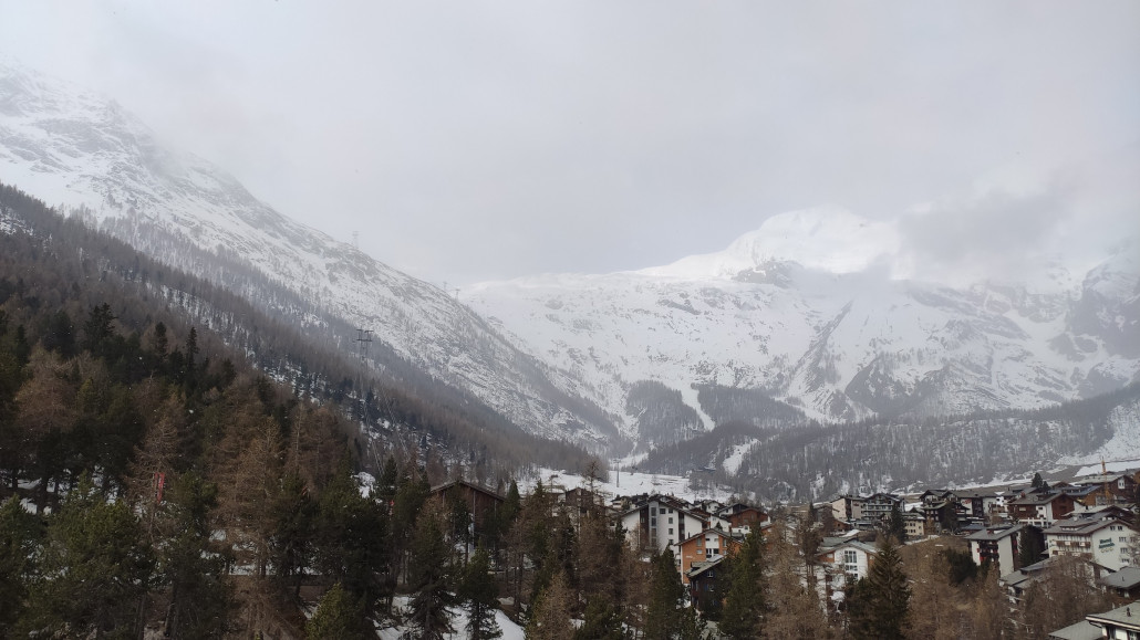 Saas Fee am Morgen, leichter Schneefall