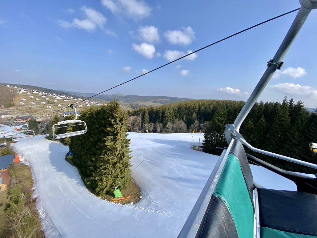 Blick ins Tal zu den Talstationen von Büre Herrloh und Poppenberg, dahinter Hütte von Möppi