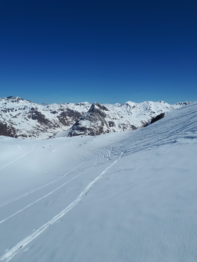 Oben am Sessellift schräg am Hang entlang