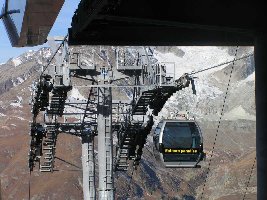 Da ein Bagger die Garagierung versperrte und wir Platz brauchten, machte ich mit der ersten Gondel gleich mal eine kleine Probefahrt.