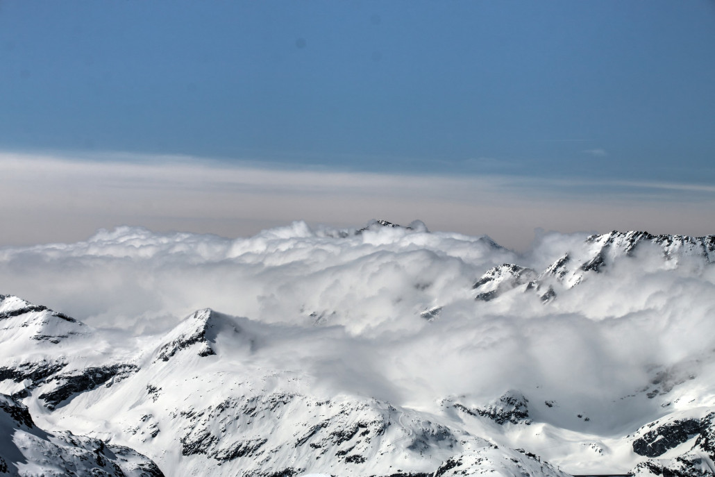 Die Wolken stauen sich südlich von Alpenhauptkamm