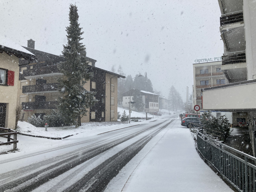 Schneebedeckte Strassen im Mai