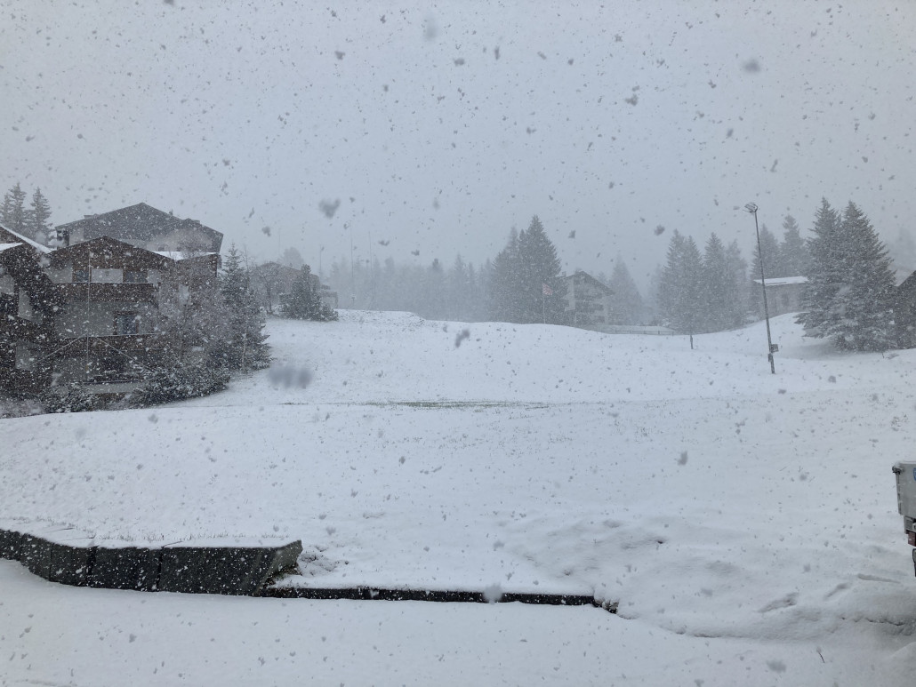 Für die Talabfahrt ins Dorf fehlt nicht mehr viel Schnee ;-)