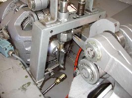 Nochmals das selbe. Oben die Feder und die Klinken für die Backen