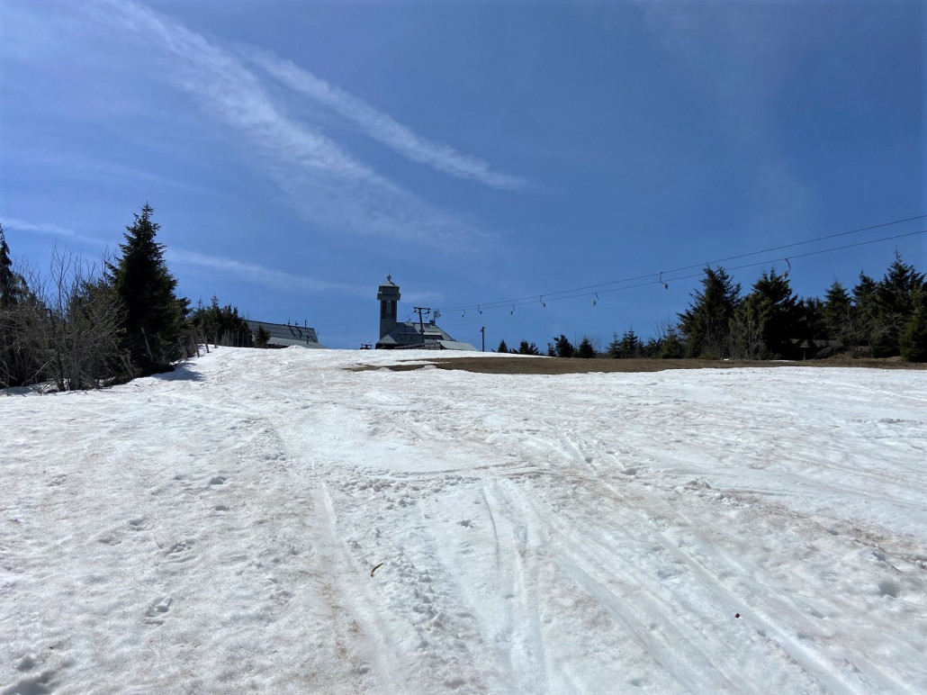Blick zum Gipfel, etwa bei dem kleinen Hügel war eine dünne Stelle, 20m oberhalb sind wir mit der Abfahrt gestartet
