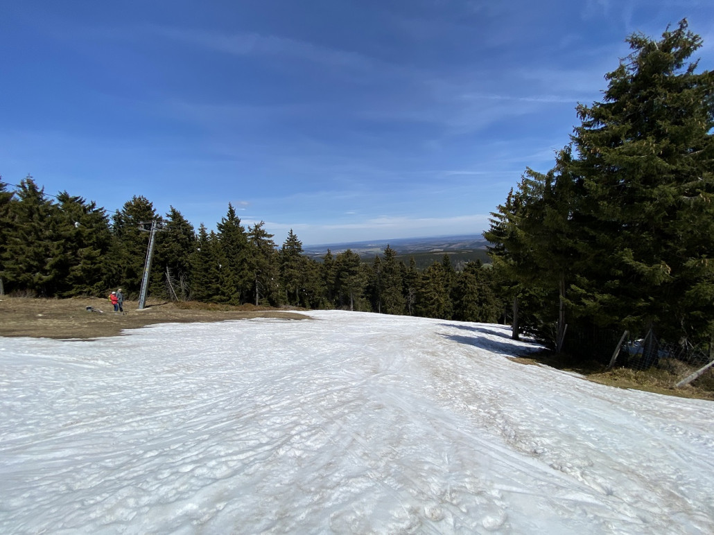 Gleiche Stelle mit Blick talwärts (fragende Blicke der Wanderer am Pistenrand)