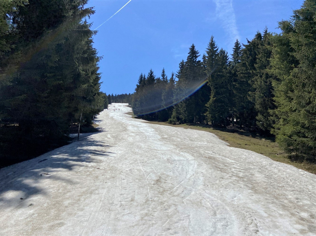 Blick vom Ende der langen Gerade bergwärts, die vielen Menschen sind andere Snowboarder und ein Tourengeher