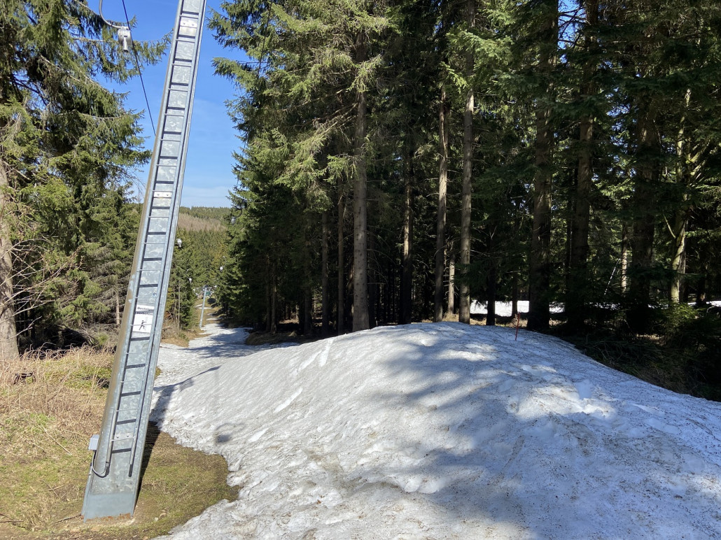 Lifttrasse mit Schneedepot, die FSB hatte vorgesorgt
