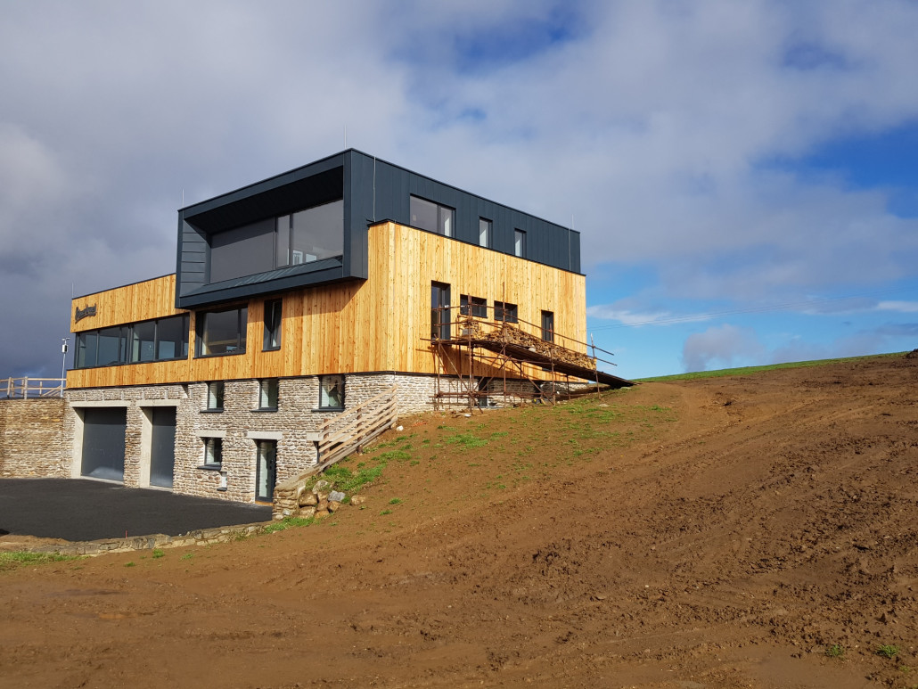 Mehrzweckgebäude im Gebiet Hranice