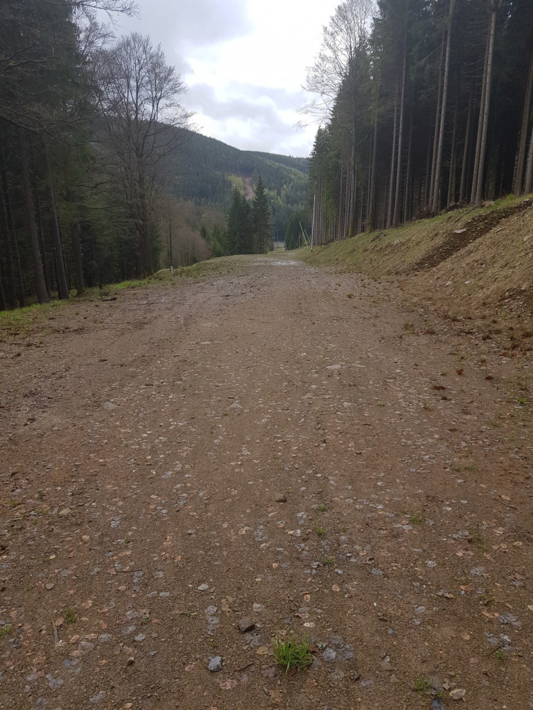 Blick von der Rondo auf die neue Umfahrung 1b der Jachymovska; Bereich 120 grd. Kurve und das folgende Pistenstück