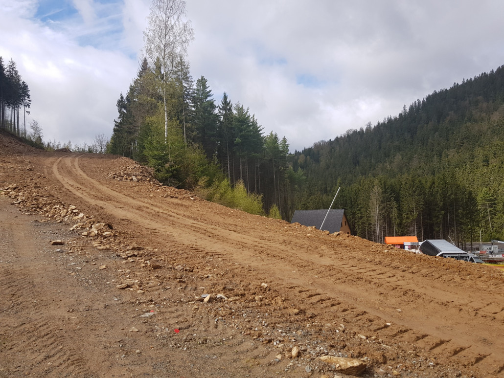 Einmündung der 1b in die Jachymovska kurz vor der Talstation.