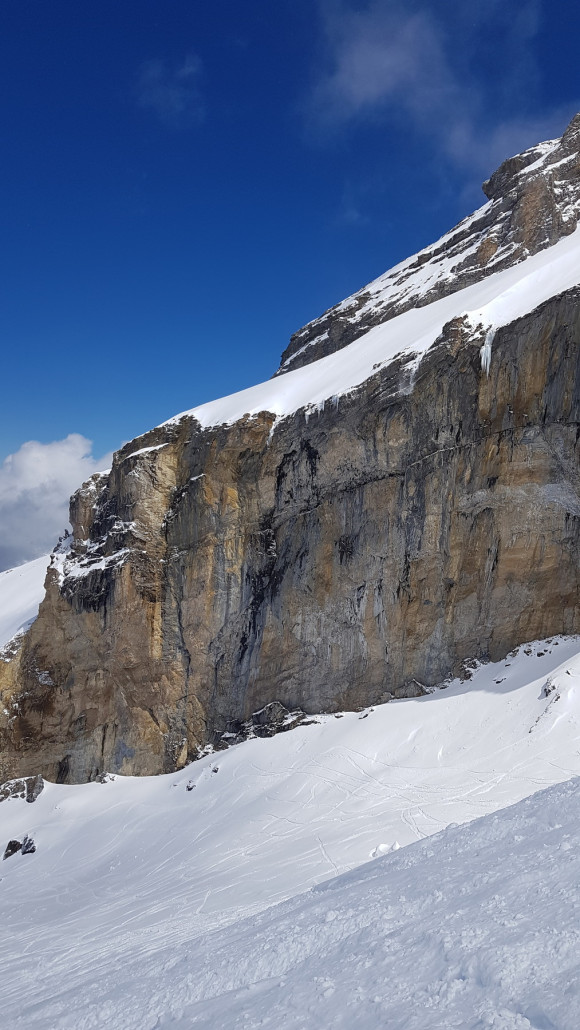 Nachfolgend ein paar Eindrücke von den Varianten, die auf dem Gletscher starten und bis auf 1.780 m führen