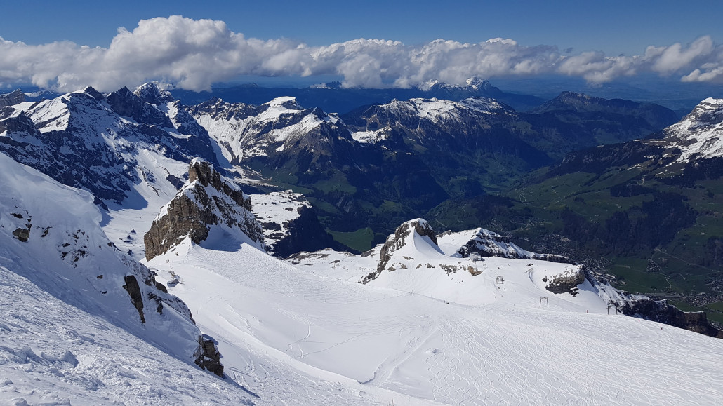 Der Bereich Rotegg erinnert mich an La Clusaz mit dem Balme-Sektor. Da gibts ebenfalls Pisten an Felswänden und am der SB Bergerie auch so einen Felsen wie hier links im Bild