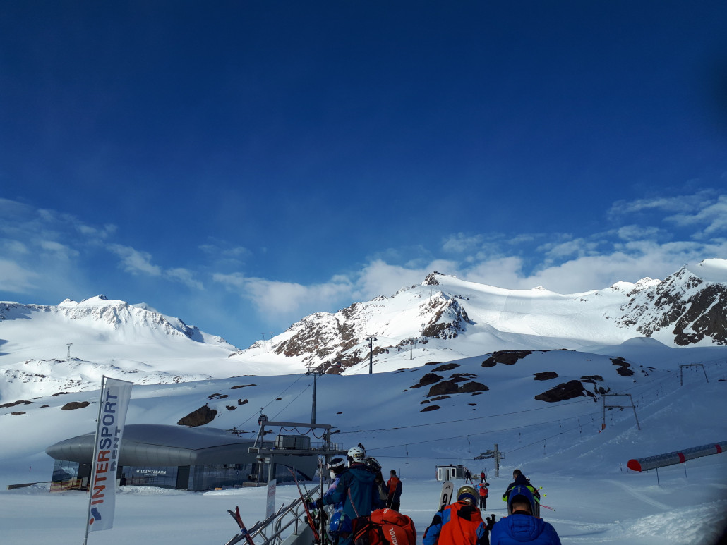 Die Wildspitzbahn macht leider erst um 7:40 auf, damit also 10 min warten nach dem Gletscher Express.