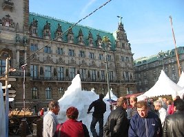 Schneeskulptur vorm Rathaus