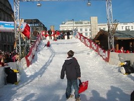 Schneelandschaft: Skiabfahrt und Rodelberg