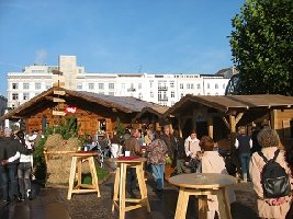links: Die Tiroler Hütte mit Bewirtung und Musik
<br />rechts: Tourismusverein SerfausFissLadis