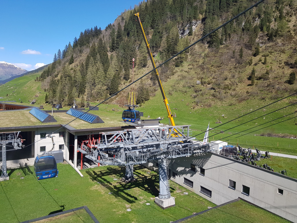 Revision beim GB1<br />Die Kabinen werden wieder eingehängt, mit schwerem Gerät