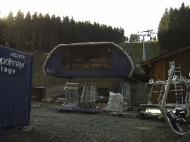 Talstation, kein Förderband. Skidata Gates stehen in der Garage nebeban