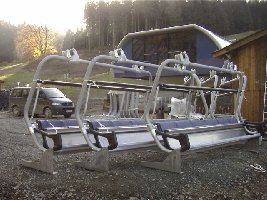 Erste Sessel sind da, gut zu sehen Mit Komfortpolster :) und ohne Fussraster