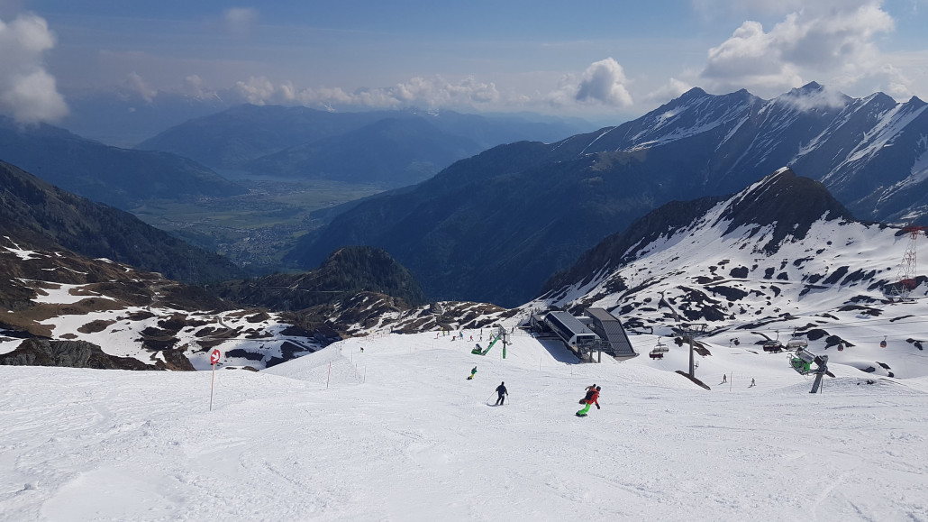 Auch weiter unten noch viel Schnee an der Kristallbahn. Im grünen Tal ist es heiß, hier oben "nur" sehr warm ;)