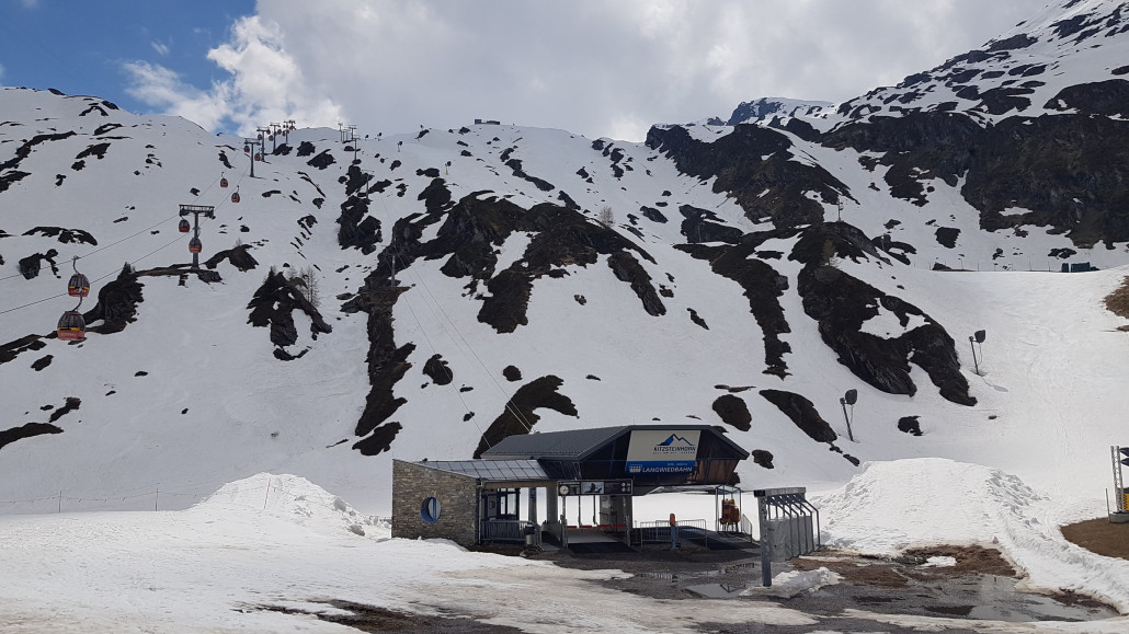Schneelage Langwied. Im Gelände leider heute an zu vielen Stellen klebrig-sumpfig, da fuhr es sich auf den geschlossenen, verfestigten Pisten besser