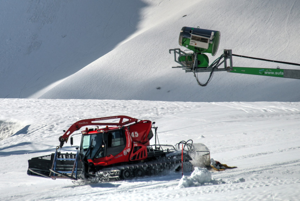 Alpincenterpiste im Hintergrund die Freerideroute X1