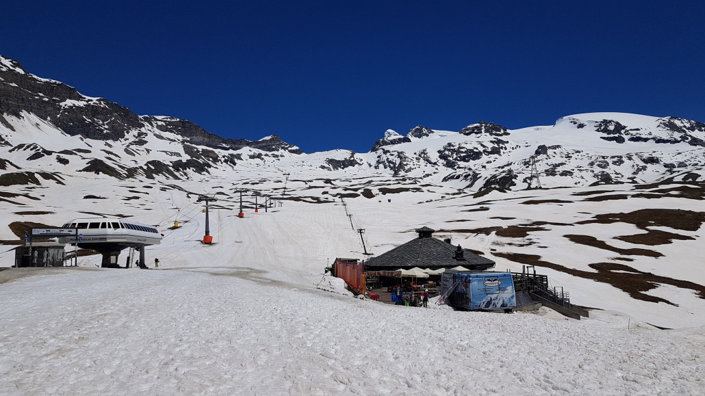 Mitte Juni auf 2.500 m ;) (ok in Avoriaz war es ja auch in deutlich niedriger Höhenlage noch weiß und geöffnet)